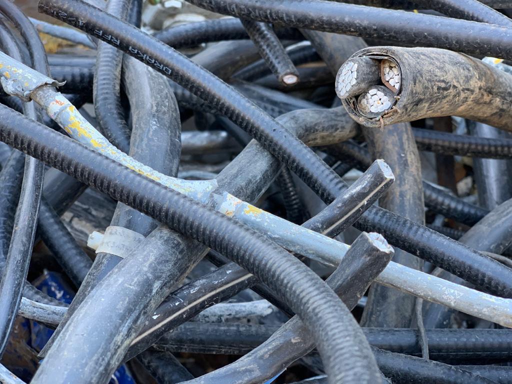 Alumīniju saturoši kabeļi